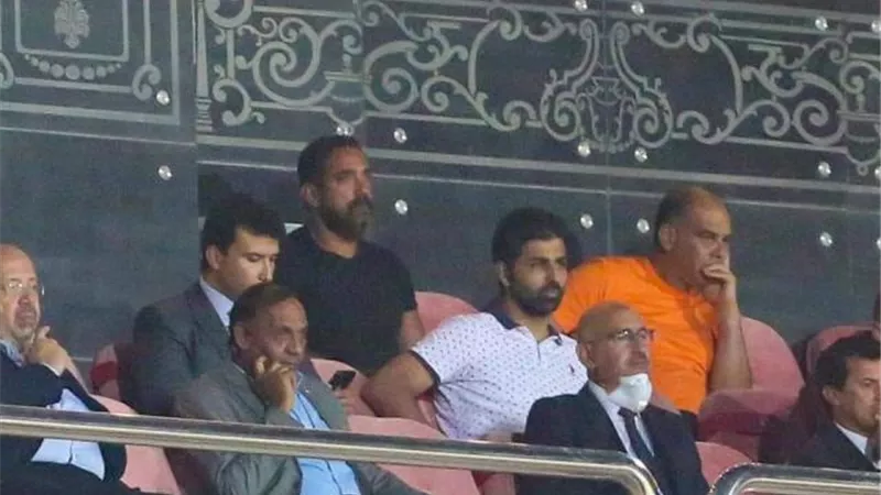 ”باشا مصر”.. أمير كرارة يتابع مباراة الاهلي ضد انبي في مدرجات استاد القاهرة