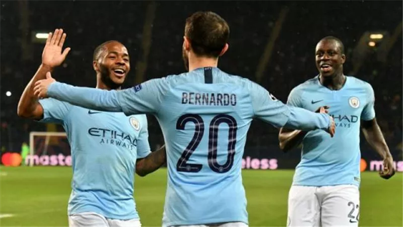 تقارير: برشلونة يخطط لتقديم عرض مالي وظهير أيمن للتعاقد مع نجم مانشستر سيتي