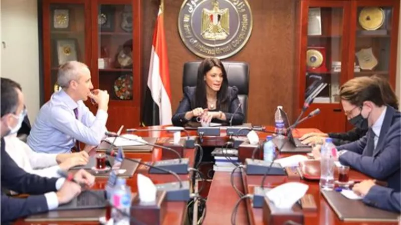 وزيرة التعاون الدولى  تلتقي وفدًا من خبراء أسواق المال للتعرف على الإصلاح الاقتصادى