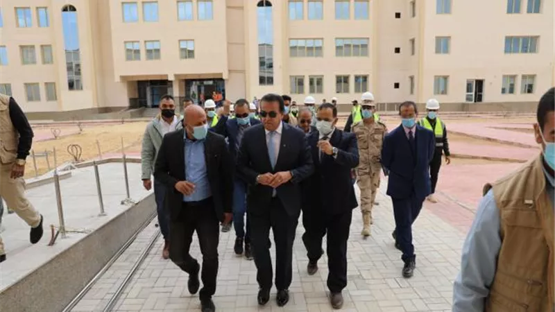 بالصور .. وزير التعليم العالي يتفقد منشآت الجامعة التكنولوجية ببرج العرب