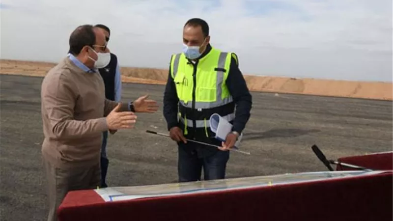 السيسي يتفقد سير الأعمال الجارية بعدد من مشروعات شبكة الطرق الجديدة
