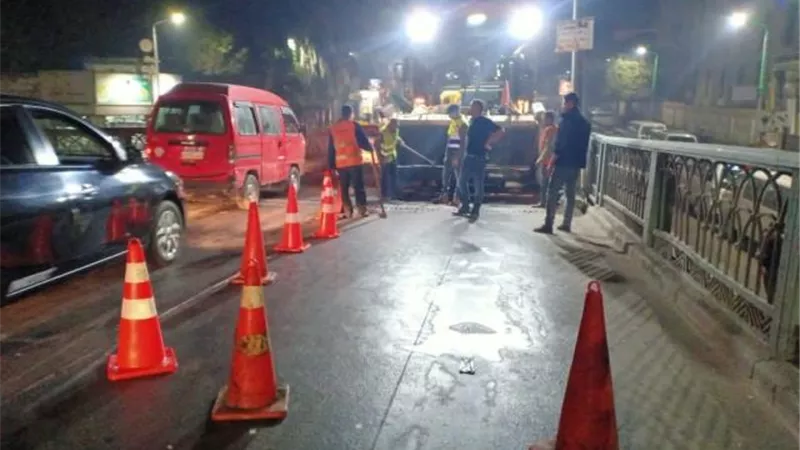 شاهد.. رصف محاور مرورية بالجيزة في هذه المناطق