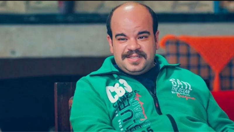 محمد عبد الرحمن يودع الديكور الخاص بفيلم ”الخطة العامية”