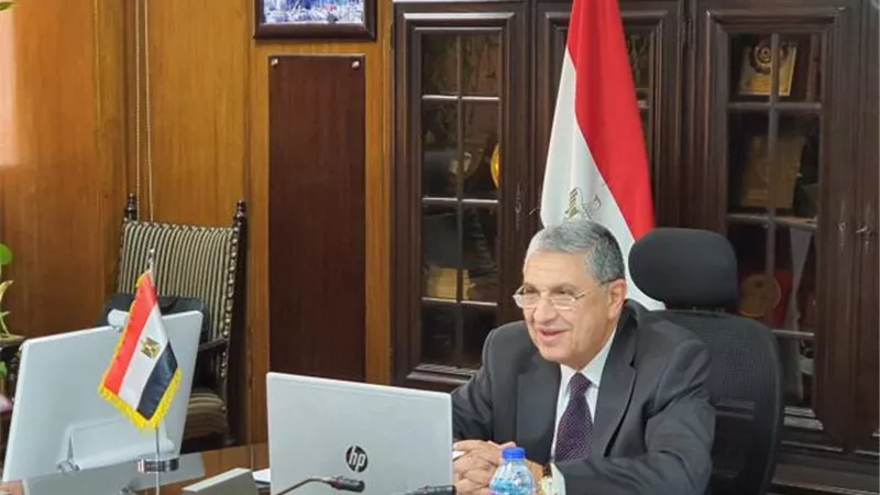وزير الكهرباء يدلي بصوته في انتخابات الشيوخ بمدرسة الأورمان بالعجوزة