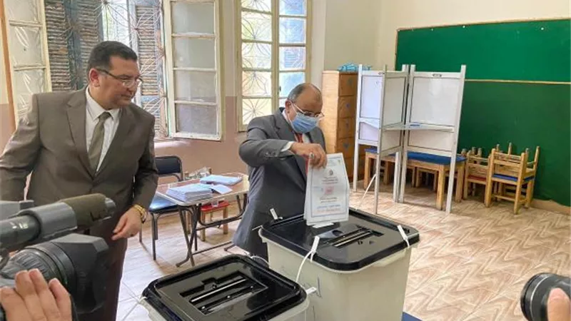 بالصور.. وزير التنمية المحلية يُدلي بصوته في انتخابات مجلس الشيوخ