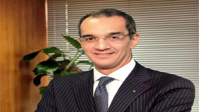 وزير الاتصالات أتناء الإدلاء بصوته فى انتخابات مجلس الشيوخ .. اتطلع إلى سلطة تشريعية قوية وقد اكتمل جناحاها