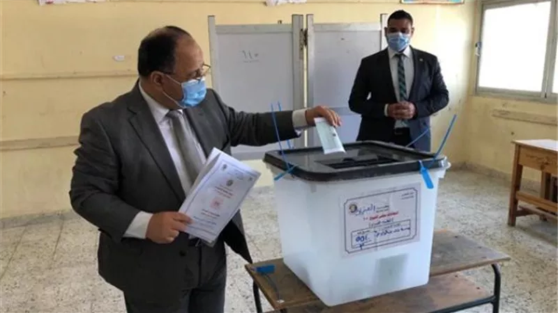 وزير المالية يدلى بصوته فى انتخابات مجلس الشيوخ بمدينة 6 أكتوبر