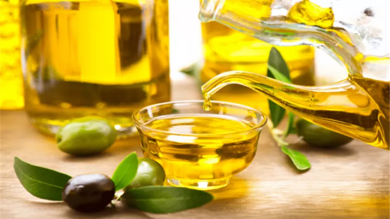 ماذا يحدث زيت الزيتون على الشعر يوميًا؟.. إليك الإجابة