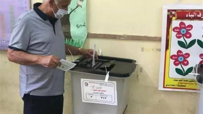 رئيس سموحه يدلي بصوته فى إنتخابات الشيوخ