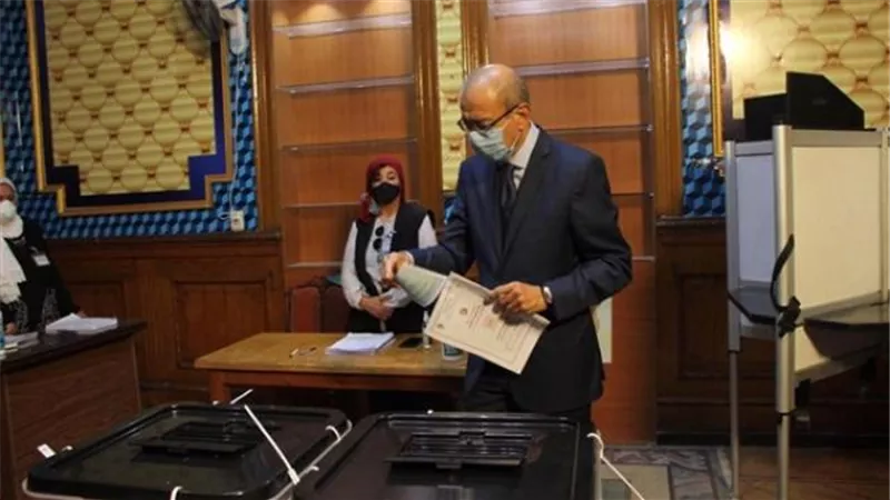 شريف إسماعيل يدلي بصوته في انتخابات الشيوخ بمصر الجديدة