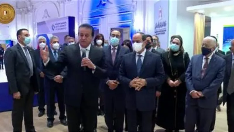 الرئيس السيسى يتفقد معرضا للبحث العلمى