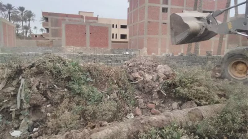 شاهد .. إزالة حالات تعدى على المصارف بالجيزة