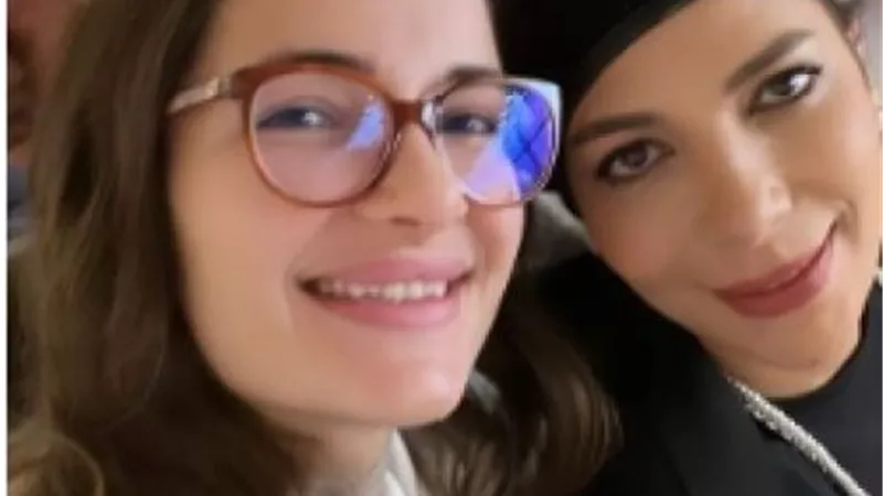 شام الذهبى فى صورة عائلية مع خطيبها ووالدتها