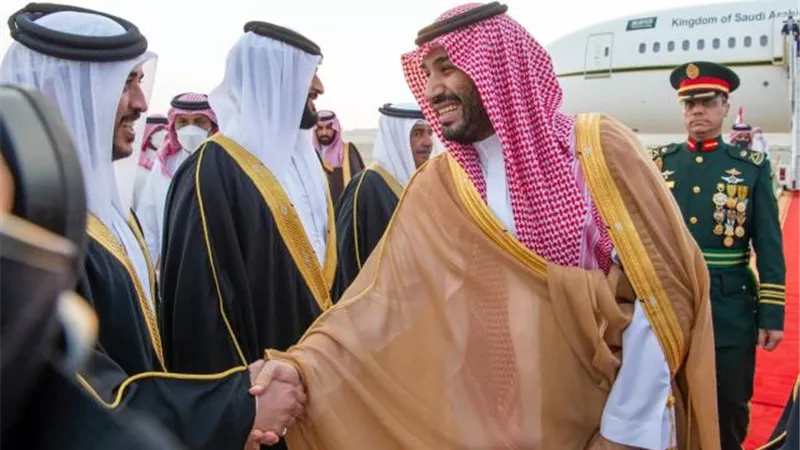 بالصور.. ولي العهد السعودي يصل المنامة