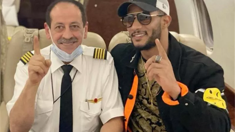 نجم الأزمات.. محمد رمضان يلتقط صور مع 3 طيارين