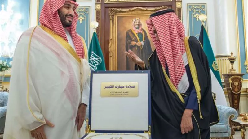 بالصور.. أمير الكويت يمنح ولي العهد السعودي قلادة مبارك الكبير