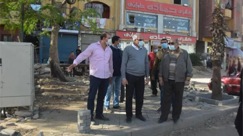 شاهد.. محافظ الجيزة يتابع إزالة الزرائب والحواجز الحديدية بحي جنوب