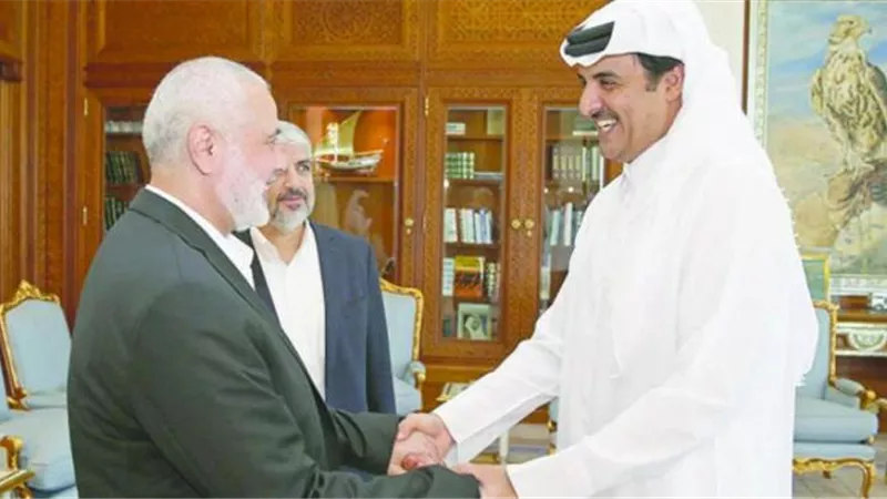 فضيحة كبري.. أمير قطر يقدم رشاوي بالملايين  لحركة حماس لإنقاذ إسرائيل