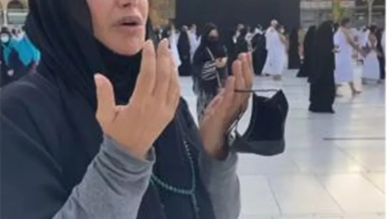 بركاتك يا نجمة.. ليلي علوى تنشر صور من أمام الكعبة المشرفة وهى تؤدى مناسك العمرة