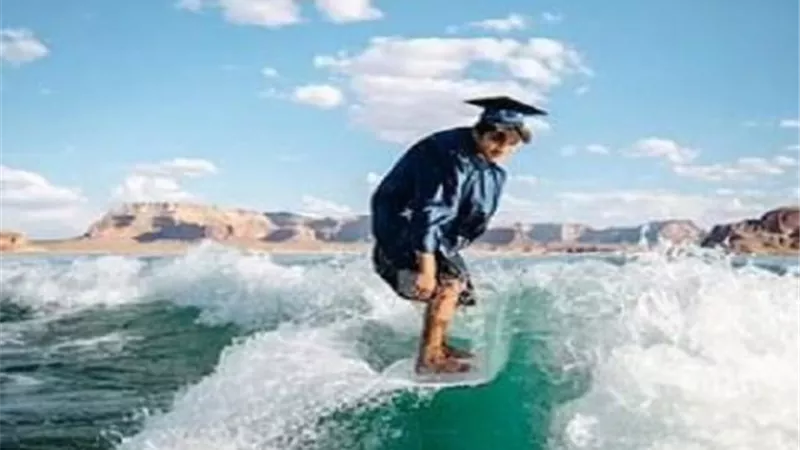 آخر تقاليع كورونا.. طالب يحتفل بتخرجه على لوح التزلج