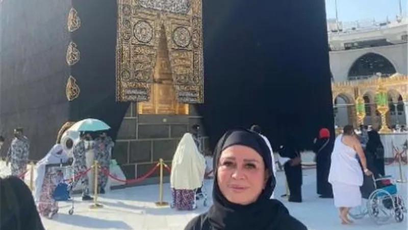 بالصور.. إلهام شاهين تؤدى مناسك العمرة