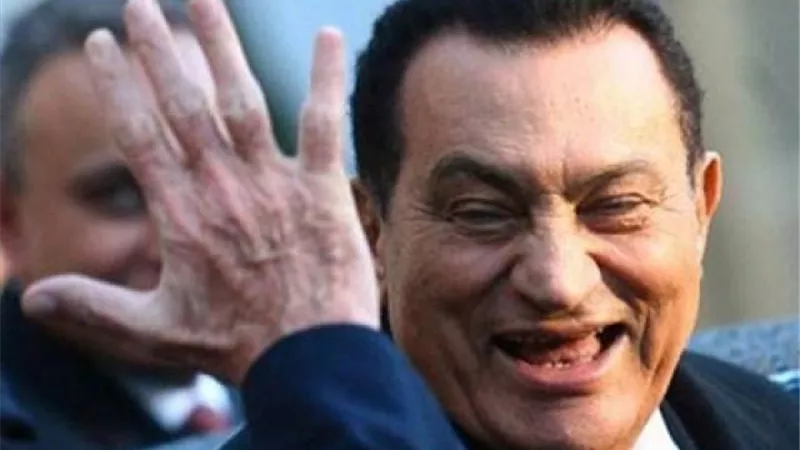 نرجسي ومتغطرس.. كتاب يرصد عٌقد الطفولة التي عاني منها «مبارك»