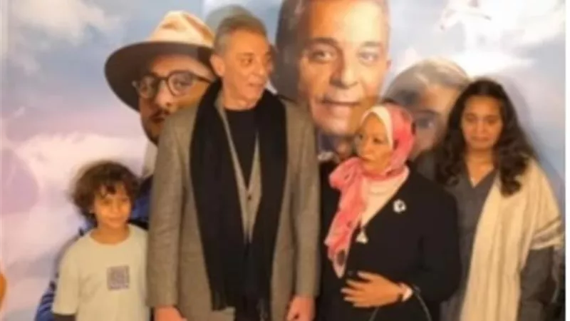 محمود حميدة يصطحب أسرته فى العرض الخاص بفيلم ”ريتسا”