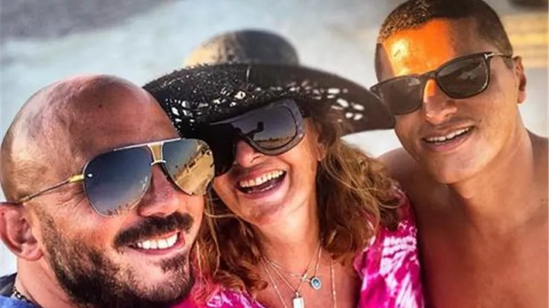 محمود العسيلي ينشر صورة بصحبة يسرا ويعلق: أحلى واحدة في الدنيا