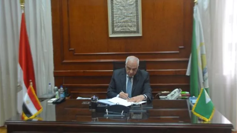 محافظ الجيزة يعتمد حركة ترقيات لـ 1216 موظف بالديوان العام و الأحياء والمراكز والمدن