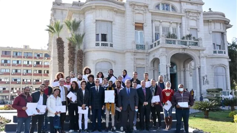 رئيس جامعة عين شمس يكرم طلاب العروض المسرحية الحاصلة على جوائز عالمية