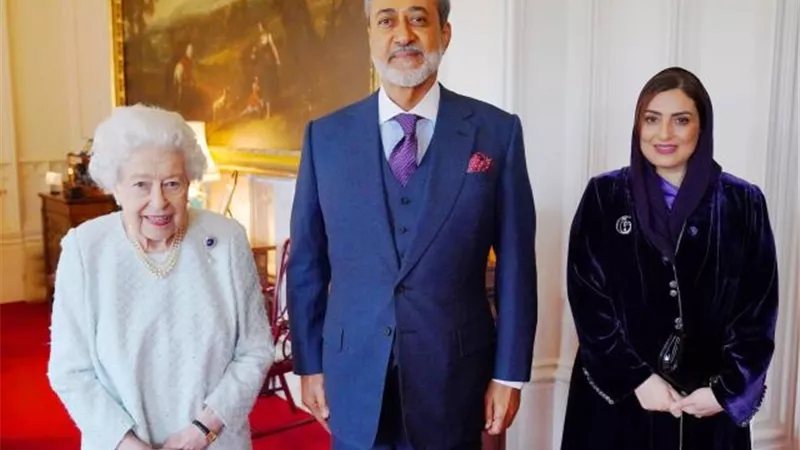 بالصور.. ملكة بريطانيا تمنح سلطان عمان وسام الفارس الشرفي