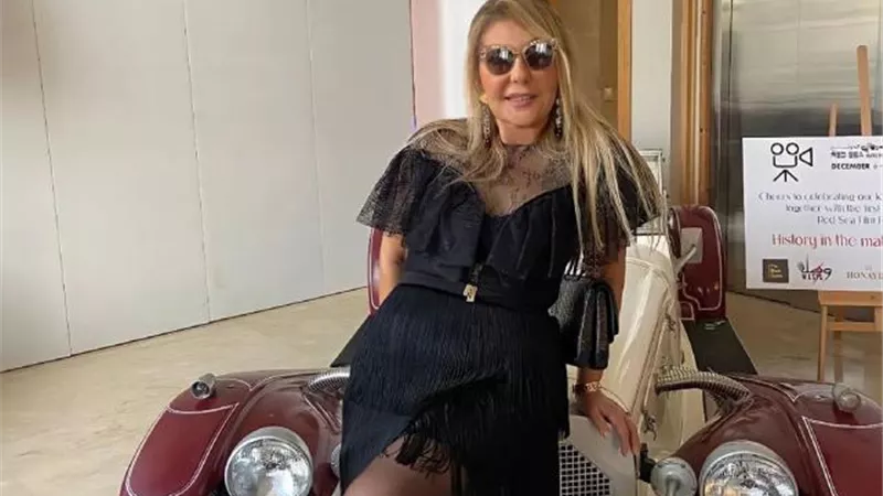 نادية الجندى تتألق بإطلالة شبابية فى أحدث جلسة تصوير