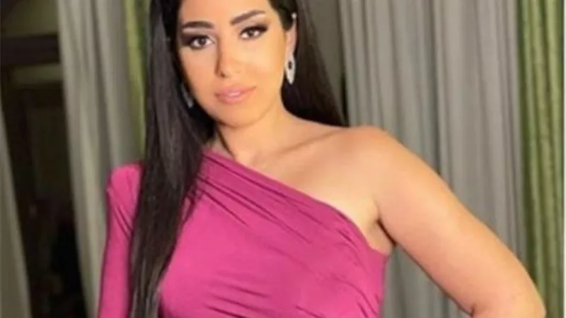 أيتن عامر تودع الديكور الخاص بمسلسل ”النقطة العامية”