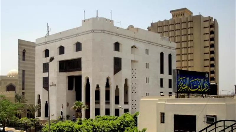 هل يجوز للزوجة إعطاء الزوج من زكاة مالها للصرف علي المنزل؟.. أمين الفتوى يجيب