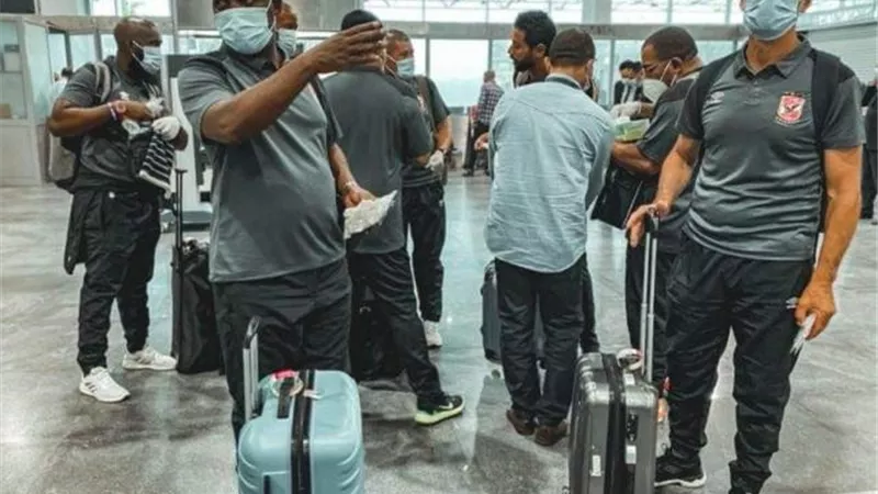 بعثة الأهلى تصل مطار القاهرة استعدادا للسفر إلى قطر
