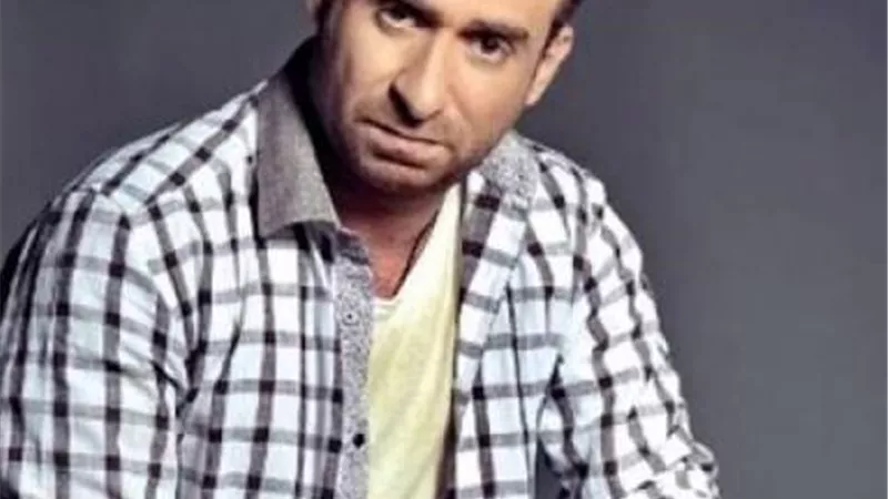 نضال الشافعي يودع الديكور الخاص بفيلم ”الورشة”