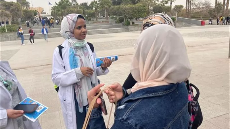 بالصور .. صيدلة حلوان تنظم حملة للتوعية بالتغذية السليمة لمرضي ضغط الدم