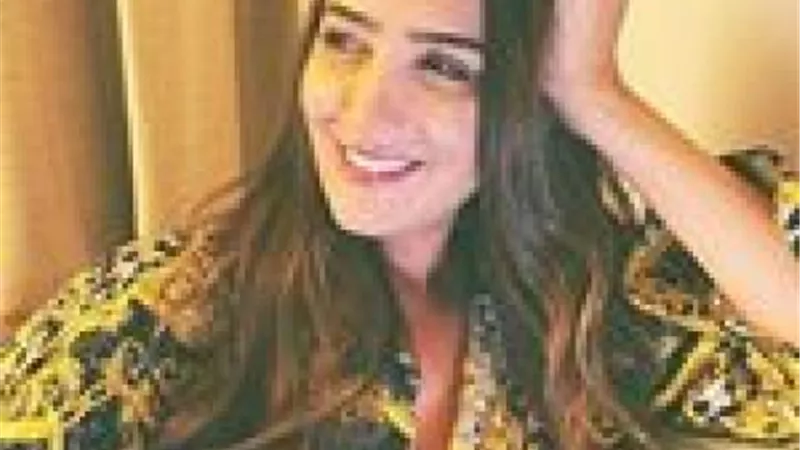 شاهد.. مي عمر ترتدي قميص زوجها والآخير: بحبك