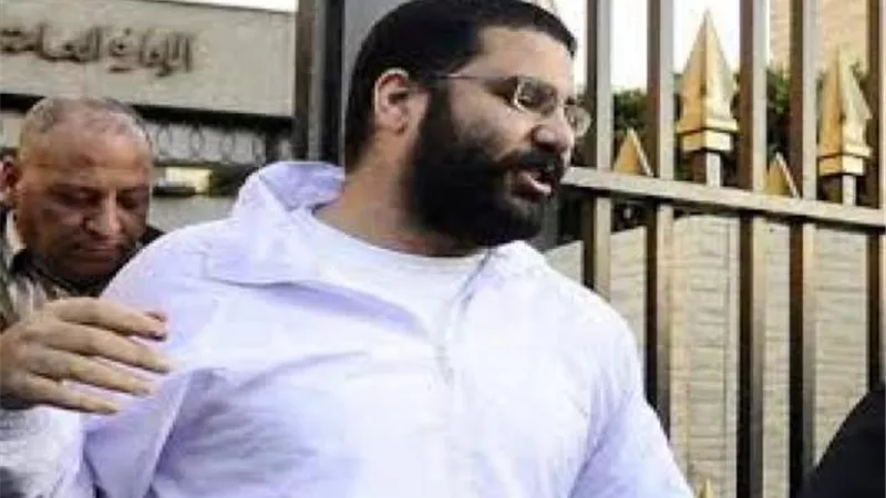 اليوم.. الحكم علي علاء عبد الفتاح ومحمد الباقر بتهمة الانضمام لجماعة إرهابية