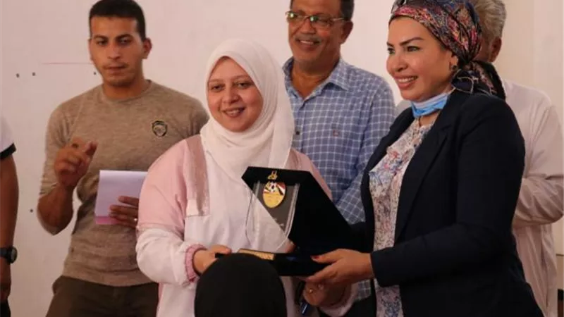سحر عبد الحق تدعم فريق الكرة النسائية بنادي الزهور