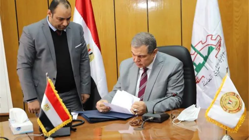 وزير القوى العاملة يصرف وثائق تأمين لأسر متوفين ومصابين بالعمالة غير المنتظمة.. اعرف قصتهم