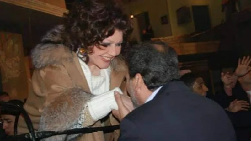 بسبب فيلم ”كلمني شكراً”.. خالد يوسف يقبل يد جميلة السينما شويكار