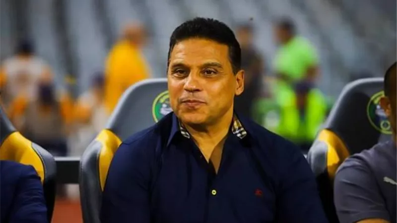 حسام البدرى وسيد معوض يتابعان مباراة الزمالك والمقاصة