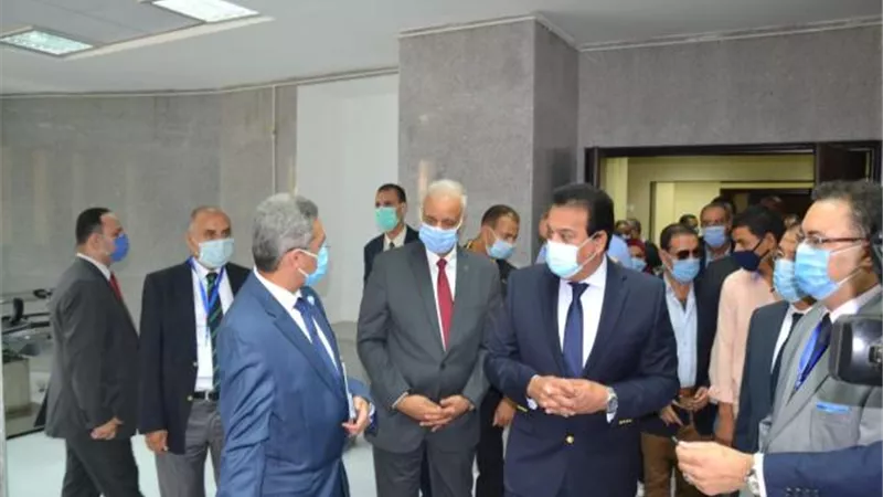 بتكلفة 65 مليون جنيه .. وزير التعليم العالي ورئيس جامعة الأسكندرية يفتتحان أعمال تطوير كلية الطب