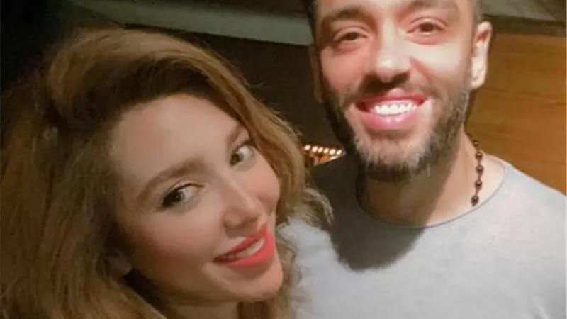”نفسي أحقق أحلامك قبل أحلامي”.. رسالة رومانسية من رامي جمال لزوجته
