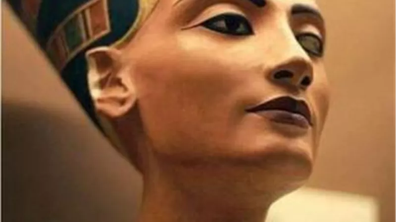 منع عودتها إلي مصر وأخفاها في مكان سري ..غراميات هتلر ونفرتيتى التى لا يعرفها أحد