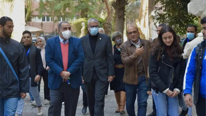 بالصور .. جولة لرئيس جامعة حلوان فى كلية الفنون الجميلة بالزمالك