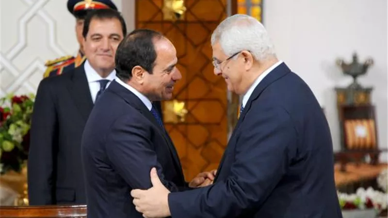 الرئيس السيسي يهدي المستشار عدلي منصور درع وزارة النقل