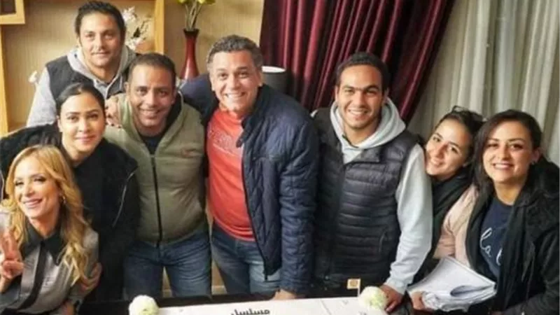 صناع حدوتة ”بنات السباعى” من مسلسل ”حد فاصل” يحتفلون بانتهاء التصوير