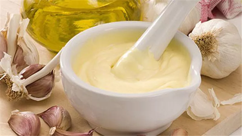 تعرفي على أفضل وأسهل طرق تحضير الثومية في المنزل